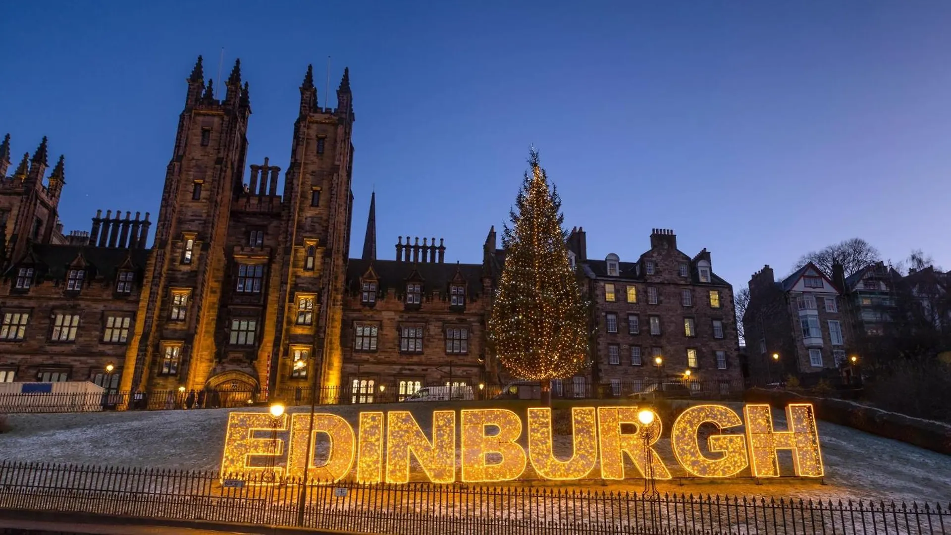 Stunning 5Br Royal Mile Penthouse Apartment Edinburgh